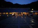 外観・夜