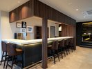 【バーカウンター】食後の余韻を深める、静寂に寄り添うバーカウンター。一晩の記憶を豊かにします。