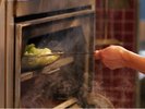 料理は五感で楽しむエンターテインメント。立ち上る湯気、溢れ出す肉汁すべてが、この瞬間だけの特別な演出