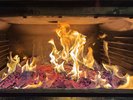 スペイン製薪火オーブン「ジョスパー」。旨み・香り・水分・食感そのすべてを“火”で調える。