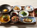【ご朝食】目覚めたばかりの五感に、自家製麹を使った和朝食を。体の奥から温まる、島ならではの一膳です。