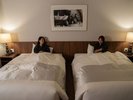 心許せる仲間とベッドでゴロゴロ。素顔のまま笑い合える、大人だけの贅沢な女子会時間。