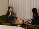 薪火料理の余韻に浸りながらソファでトーク。淡路島で紡ぐ、大人女子の贅沢な時間。