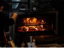 【ジョスパーグリル】料理人の感性を映し出すようなこの炎は、ここにしかない味覚を整える薪火の芸術
