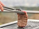 夕食|メインディッシュや温菜などは、スノーピーク製のギアで仕上げるキャンプ体験