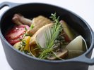 夕食|メインディッシュや温菜などは、スノーピーク製のギアで仕上げるキャンプ体験