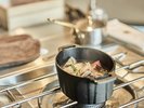 夕食|メインディッシュや温菜などは、スノーピーク製のギアで仕上げるキャンプ体験
