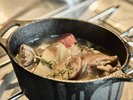 夕食|メインディッシュや温菜などは、スノーピーク製のギアで仕上げるキャンプ体験