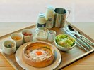 朝食|フランスの郷土料理「パスカード」と油山牧場産のヨーグルトを青空の下で