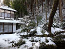 【雪景色の中庭】冬ならではの静かな里山の風景。お庭も凛と澄んだ風情が漂います。