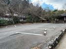 *【駐車場】玄関を過ぎてすぐ左手にあります。