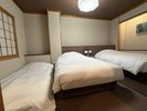 和洋室3名利用時寝室イメージ(2台のベットと1枚の布団)