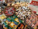【駄菓子バー】1階ロビーに懐かしい駄菓子を沢山ご用意しております。お部屋でどうぞ♪