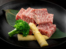 赤と白のコントラストの美しい和牛、千屋牛。和牛のルーツとも言える珍しいお肉をご賞味ください