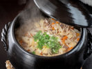 ふたを開けた時の香りも絶品!炊き立て釜飯は、焦らず“おこげ”も美味!