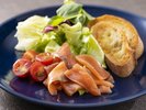 グランドメニュー【異国の食卓】スモークサーモンのサラダ トースト添え