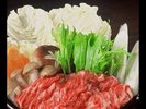 とろける前沢牛と新鮮な野菜を贅沢に味わうすき焼き鍋。素材の旨みを存分にご堪能ください。