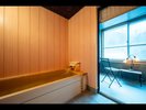 「御仮屋 釜淵 半露天テラス付客室風呂」浴室の奥には窓際に湯上りテラスを併設。