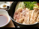 濃厚な旨みが特徴のほろほろ鳥を水炊き鍋で堪能。滋味深いスープと柔らかな肉質が魅力です。
