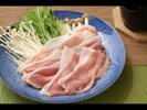柔らかな白金豚をしゃぶしゃぶで堪能。甘みのある脂と繊細な旨みを贅沢に味わえる一品です。
