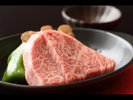 岩手が誇る極上の前沢牛を陶板焼きで堪能。とろける旨みと香りをぜひご賞味ください。