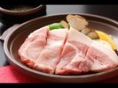 甘みとコクが自慢の白金豚を陶板焼きで堪能。岩手の恵みを活かした贅沢な一品です。
