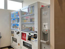 自販機コーナーは1階にございます(ソフトドリンク・アルコール・製氷機)