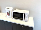 電子レンジとポット共に、1階にございます。ご自由にお使いください。
