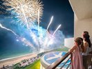 目の前の海岸から打ち上がる花火(8/2〜8/20までの偶数日開催)