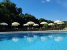 パラソルやテーブル&チェアが配置され思い思いの時間を過ごせます。(夏季限定)