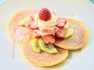 ご夕食とともに、たっぷりのいちごに旬の彩りを添えたパンケーキををお楽しみください!