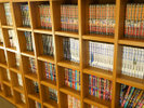 人気マンガを取り揃え、一度に5冊までお部屋にお持ちいただけます。読了後フロントにお戻しください。