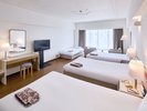 【スタンダードツイン/洋室】どのベッドからもテレビが見やすい配置。団らんのひとときを心地よく。