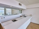 【メゾネット2ベッド】広々としたキッチンカウンターを完備。長期滞在やお料理も楽しめる贅沢な造り。