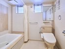 【スーペリア2ベッド】清潔感溢れるバスルーム。広めの浴槽で、沖縄観光の疲れをゆったりと癒やして。