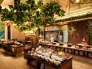 【ディナービュッフェ】和洋中から沖縄料理まで食べ放題!五感で味わう贅沢ディナービュッフェ。
