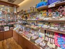 【セレクトショップ】自分へのご褒美や大切な人へのギフトに。沖縄の魅力が詰まったお土産コーナー。