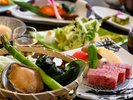 【春のやまゆり会席】活き鮑に米沢牛など、贅を尽くした会席です※写真はイメージです