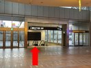 【アクセス】C通路をまっすぐ進みエスカレーターで地下に降りてください。