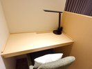ダブルB/デスクにデスクライト常設