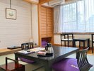 【和室8畳】お部屋の壁にはボタニカルアートを展示しております。