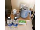電気ケトル、緑茶バッグ、お水は全室にご用意しております。