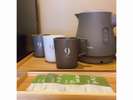 お部屋には電気ケトルと緑茶バックをご用意
