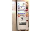 館内4階の共用スペースには自動販売機や電子レンジが設置されております。