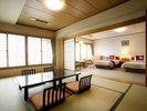 301号本館和洋室10帖+ツイン 10帖の和室とベッドルームの2間続きのお部屋です