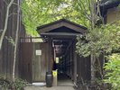 館内へ続く道