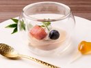 ・【夏料理一例:水菓子】清水白桃ゼリー 黒米 西瓜 藍苺