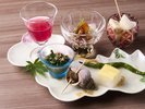 ・【夏料理一例:先付け】スナックエンドウ 榎茸 とび子 甜瓜利久掛け等【前菜】赤紫蘇酢 粒貝旨煮等