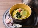 ・【夏料理一例:凌ぎ】深緑粥 鮪 錦糸玉子 楓麩 法連草