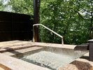 【薄】石風呂の露天風呂付客室 10畳和室+広縁付露天風呂は150cm×110cmなのでゆったりできます。